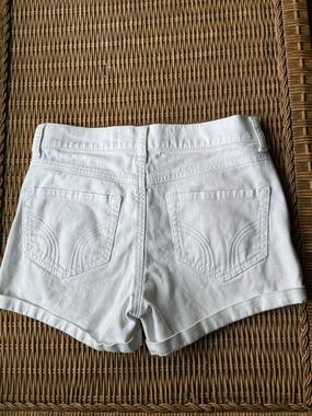 Hollister Short Short high rise Crisp White 
Shorts Like New size 24